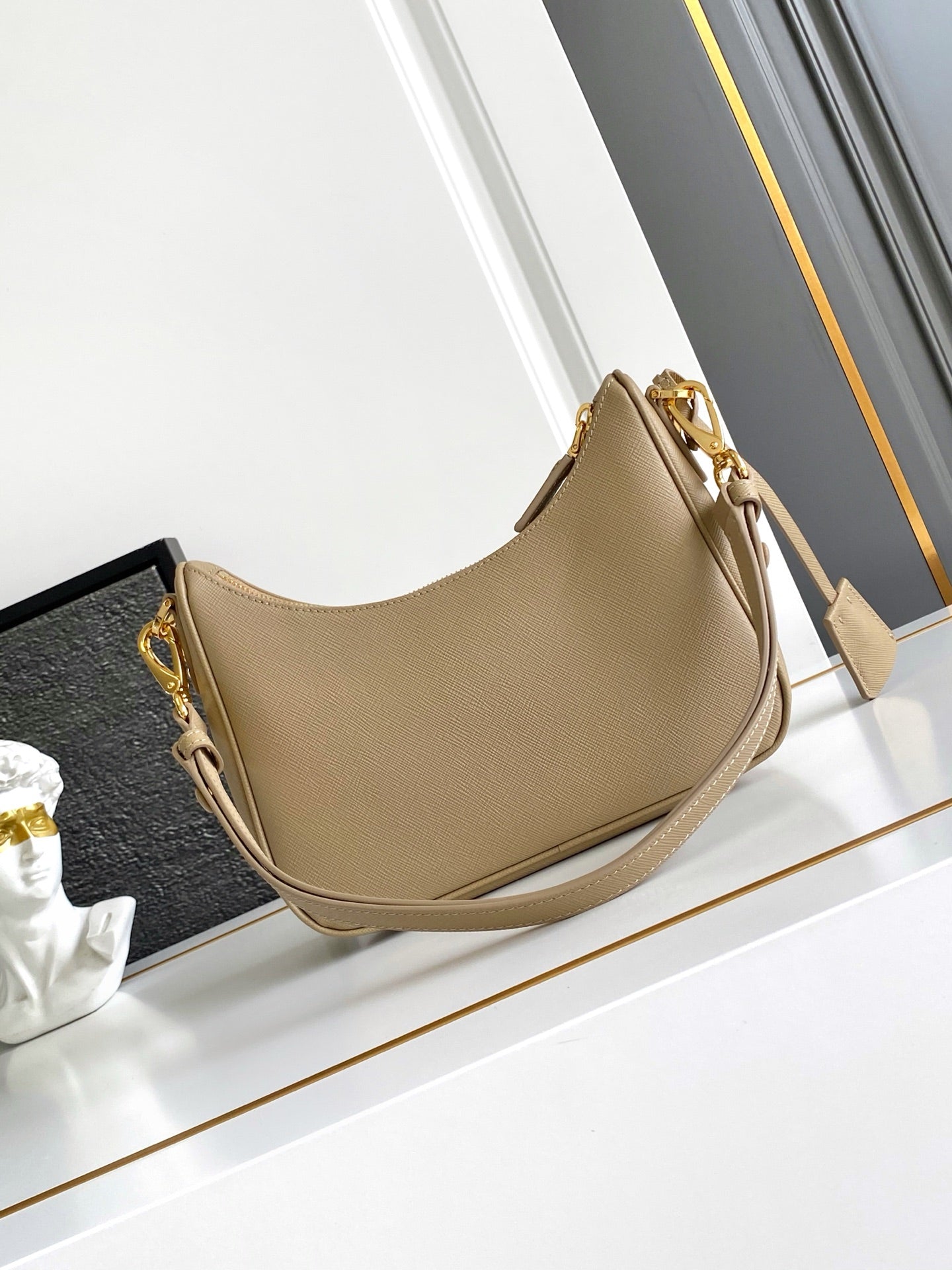 Prada Re-Edition 2005 Bag 22cm Saffiano Leather