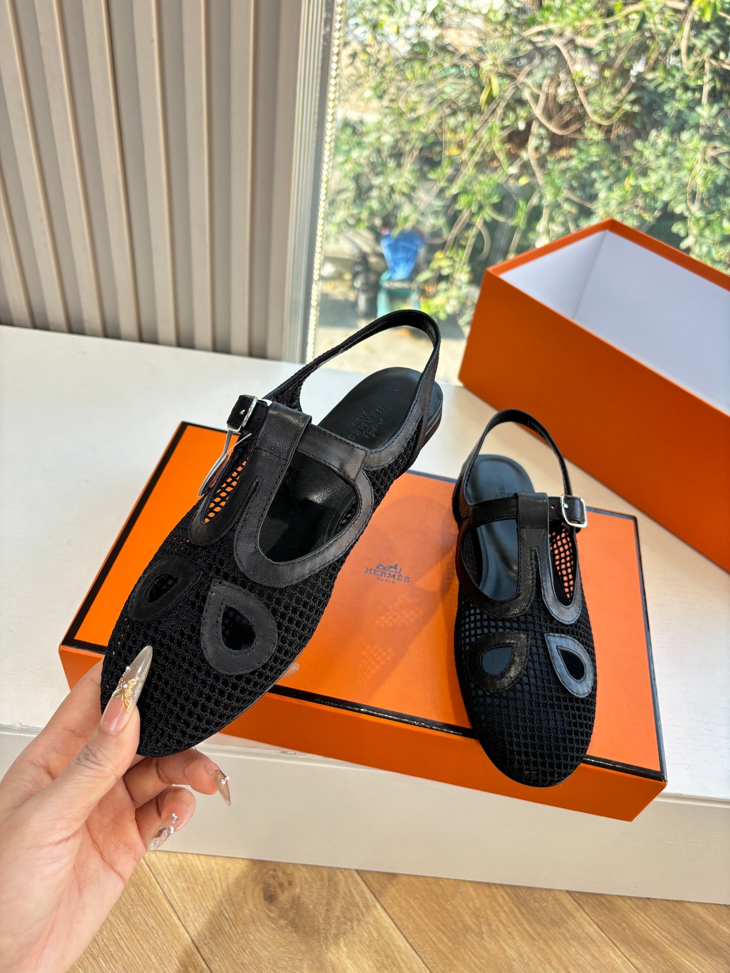 HM 26ss Pig-Nose Flat Sandals Black Mesh Sheepskin 603926