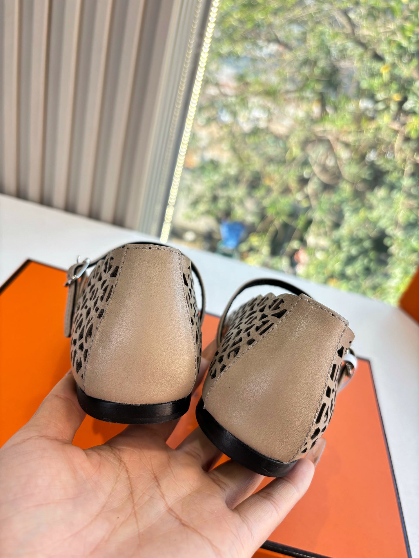 HM 26ss Pig-Nose Ballet Flat Beige Black Cowhide 603929