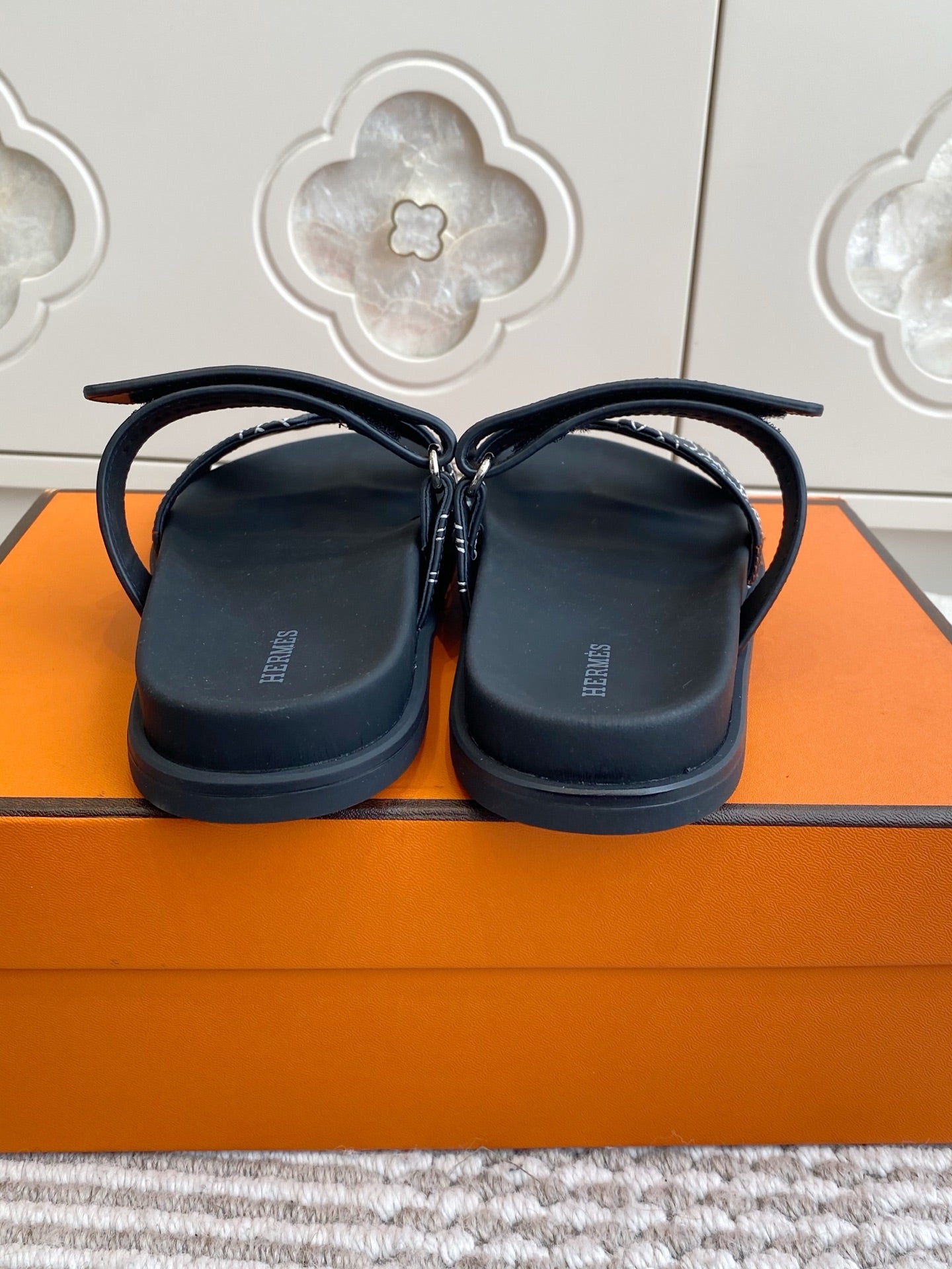 HM 2026 Velcro Slippers Black Sheepskin 667460