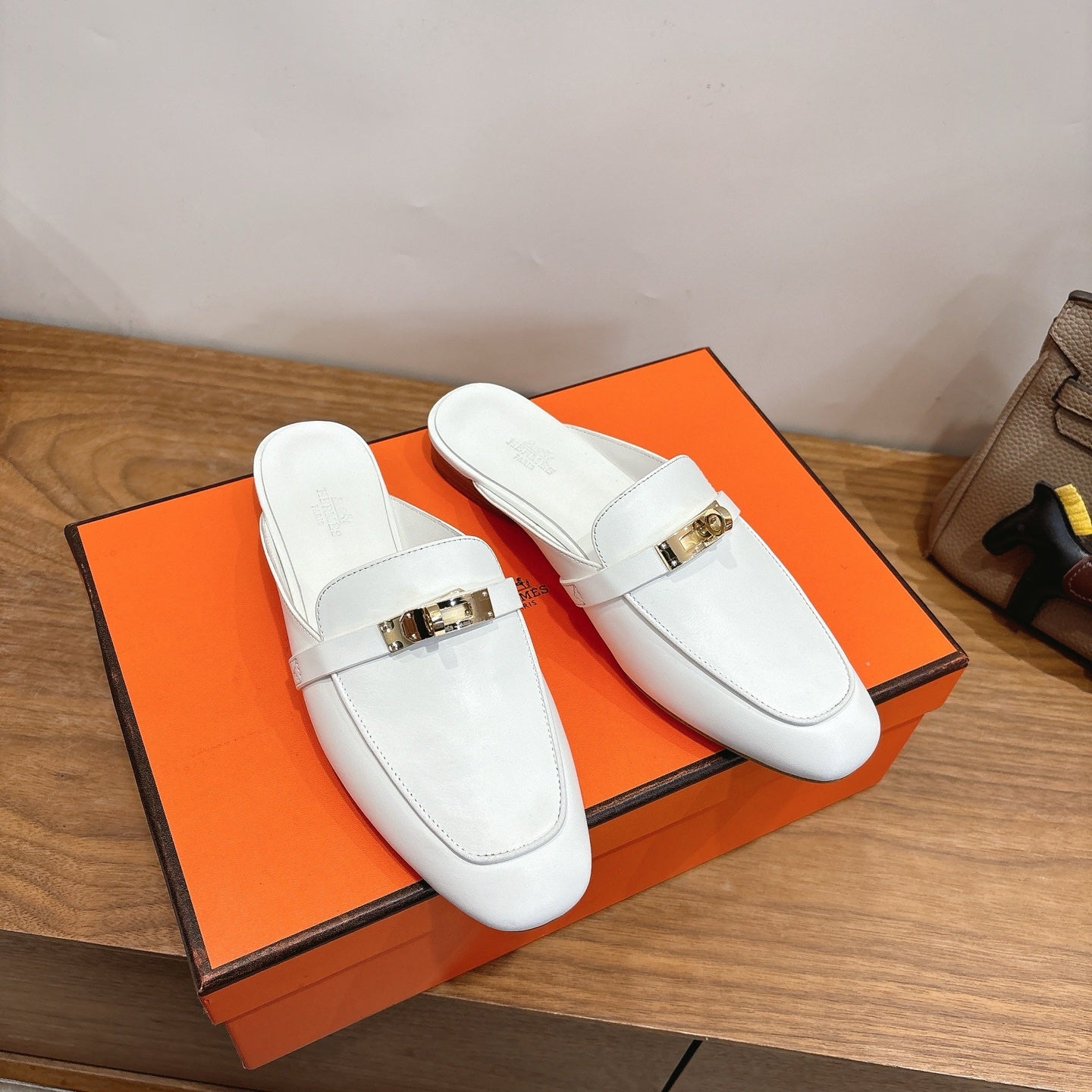 HM 26ss Mule White Calfskin Gold Buckle 638468