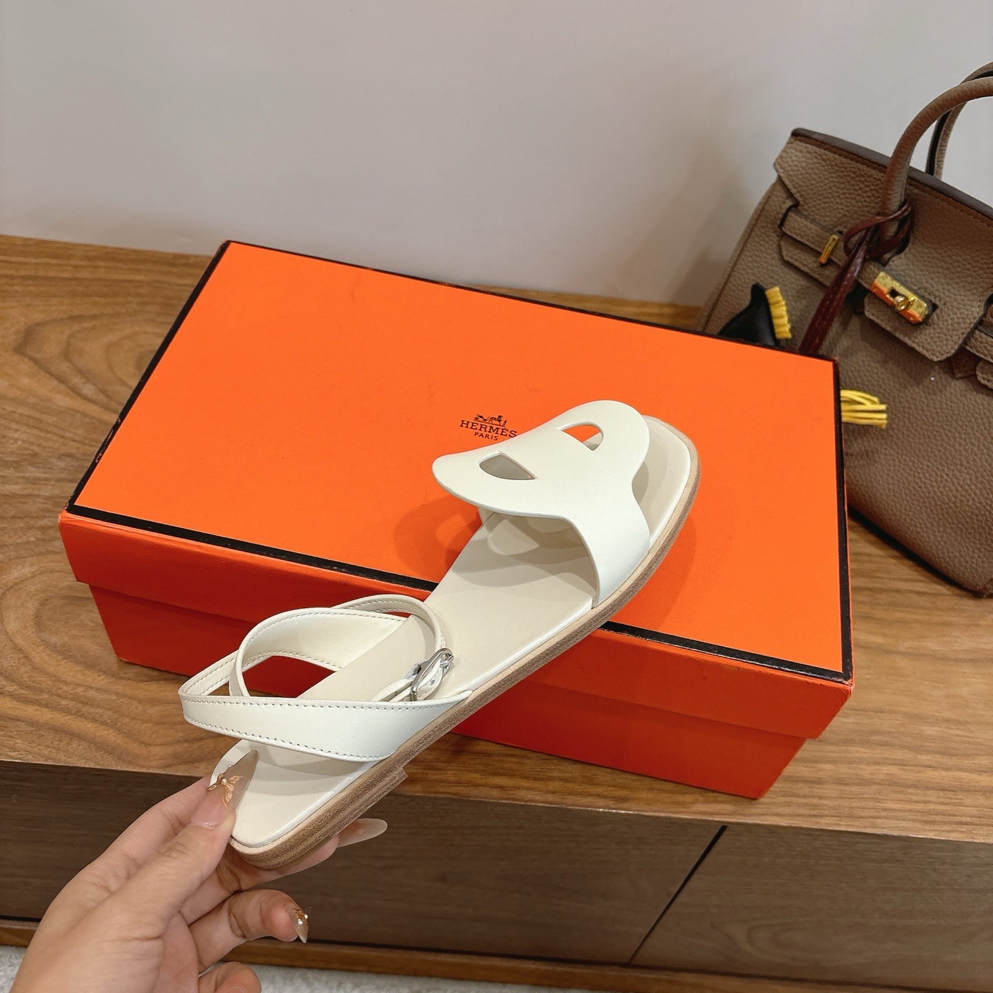 HM 26ss Flat Sandal White Calfskin 638414