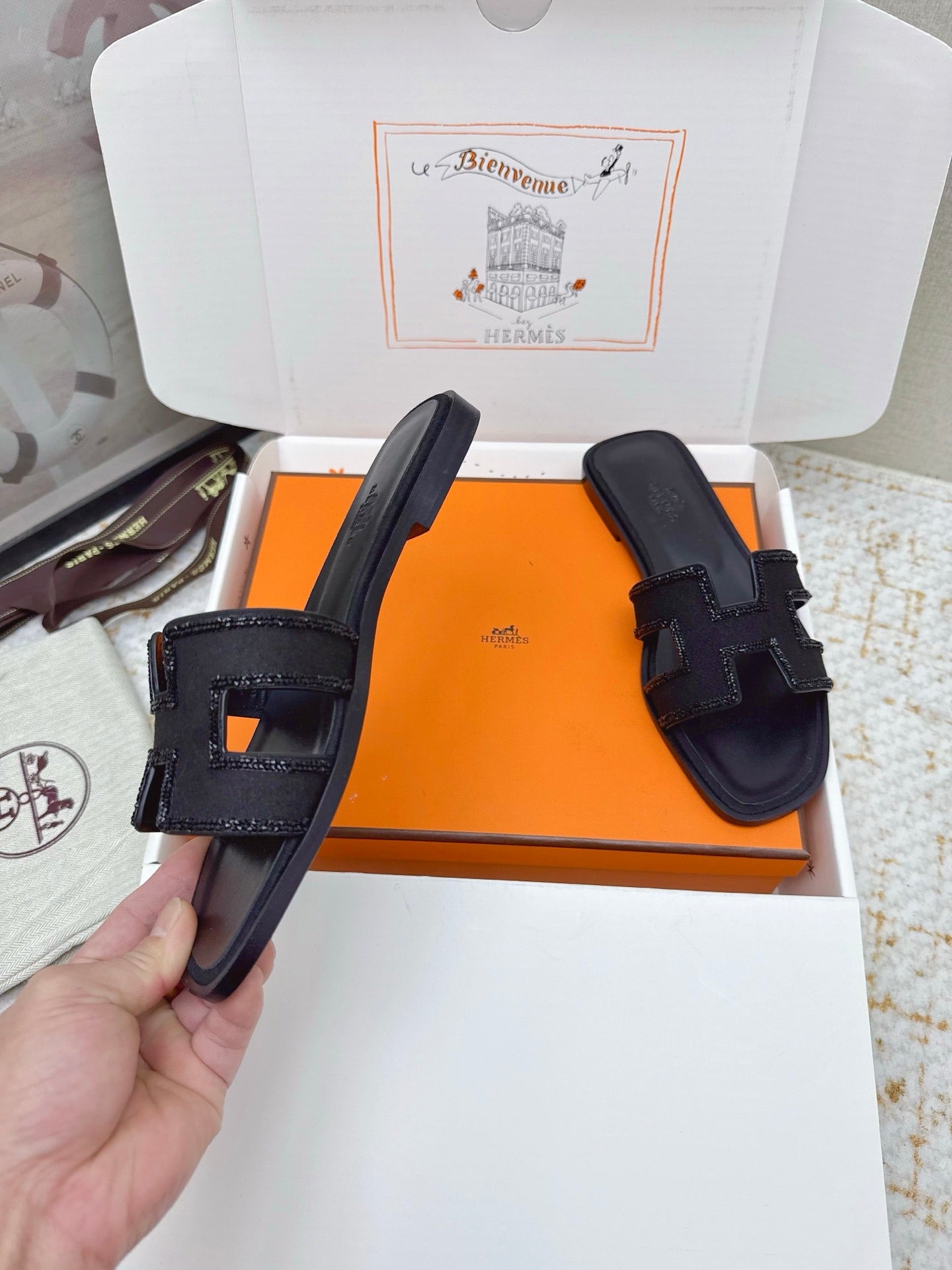 HM 26ss Oran Sandals Black Sheepskin Rhinestone 625231