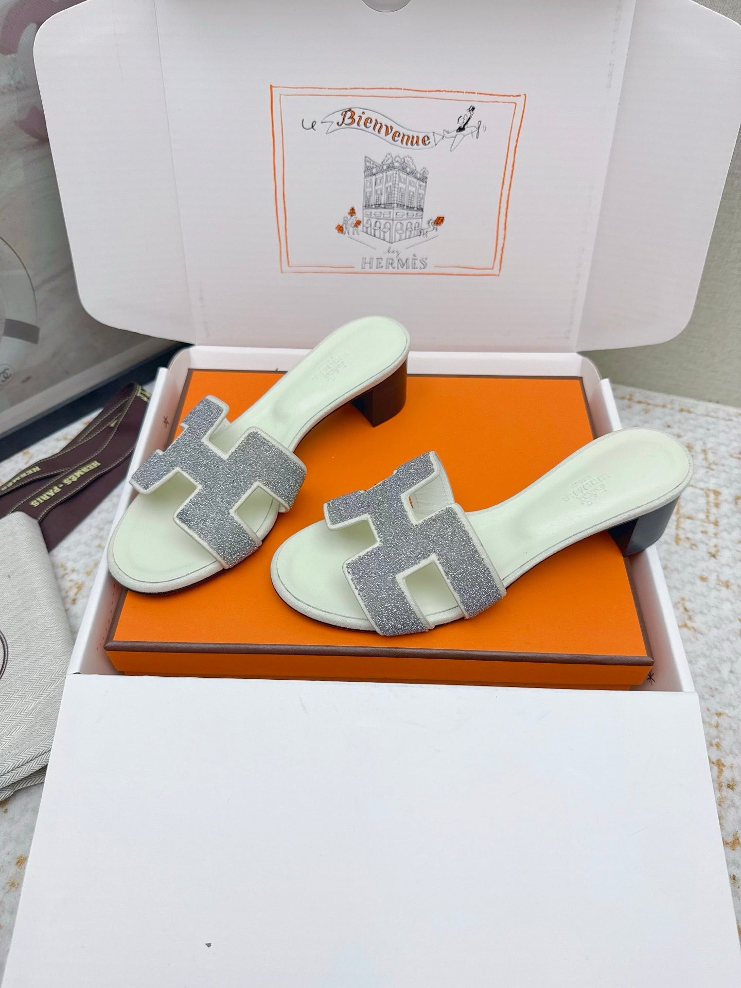 HM 26ss Oran Sandals 50 Cream Gray Rhinestone Cowhide 625269
