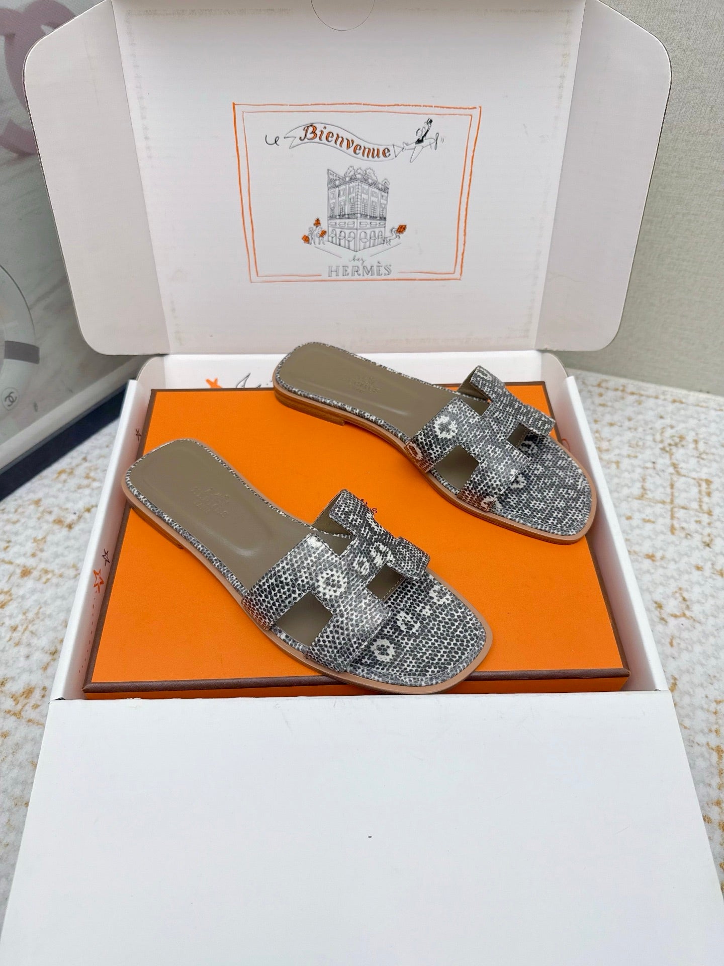 HM 26ss Oran Sandals Taupe Gray White Cowhide 625037