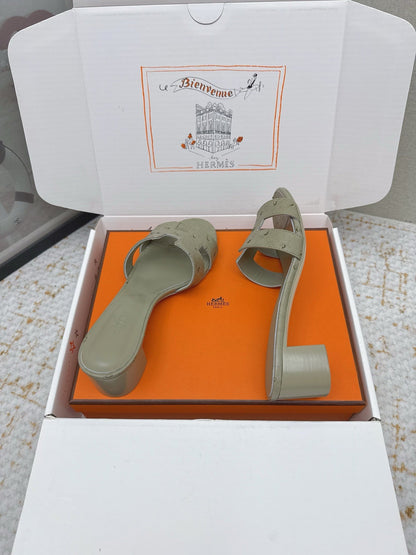 HM 26ss Oran Sandals 50 Sage Green Ostrich Leather 625126