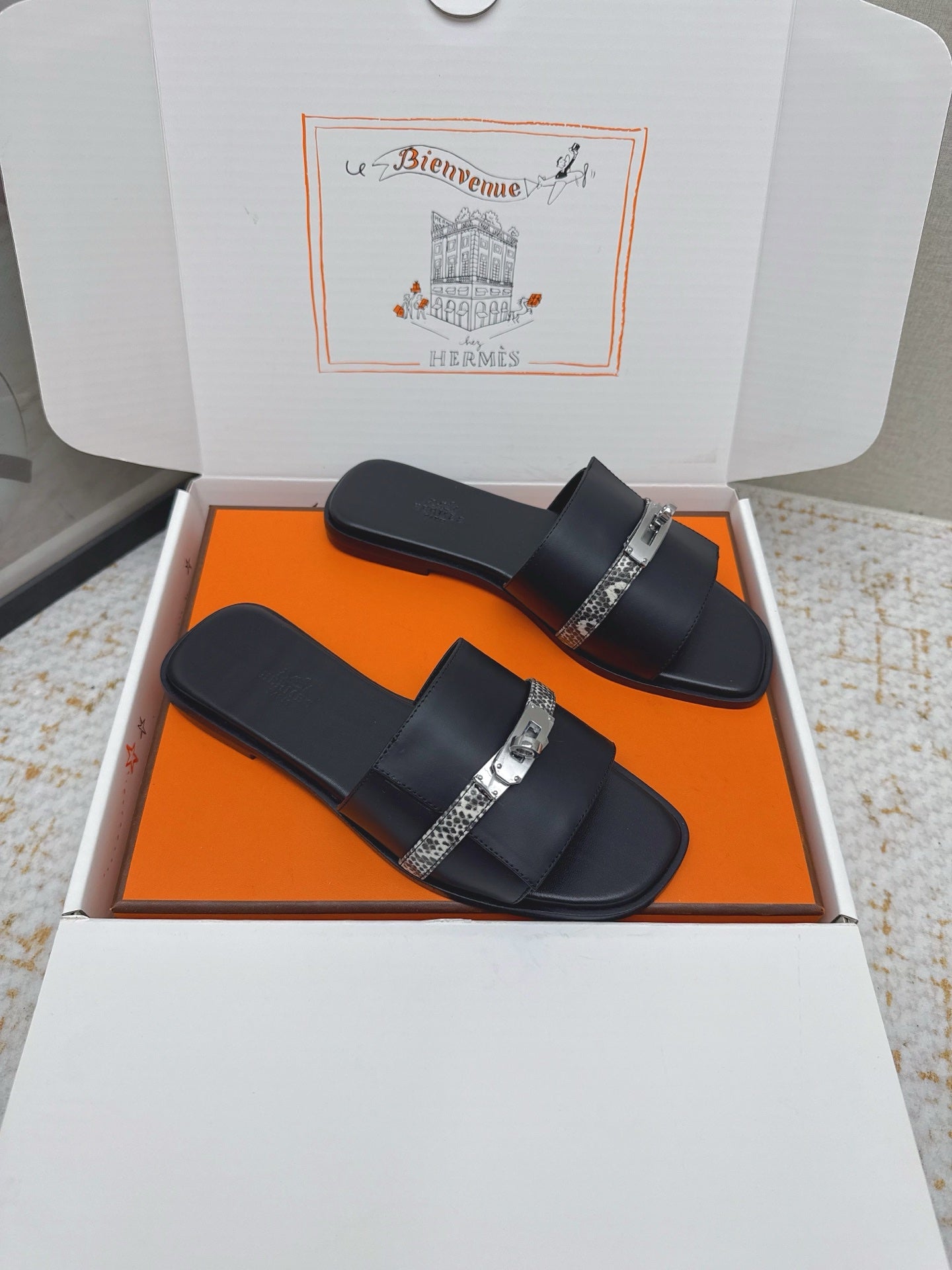 HM 26ss Slippers Black Cowhide Sliver Buckle 625153