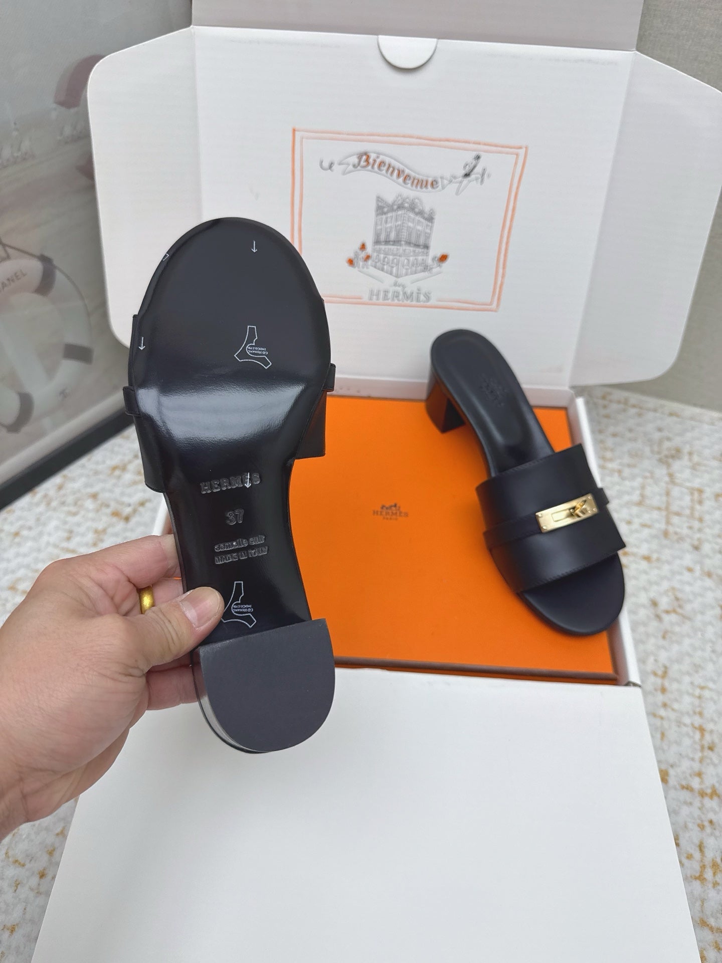 HM 26ss Oasis Sandals 50 Black Sheepskin Gold Buckle 625161