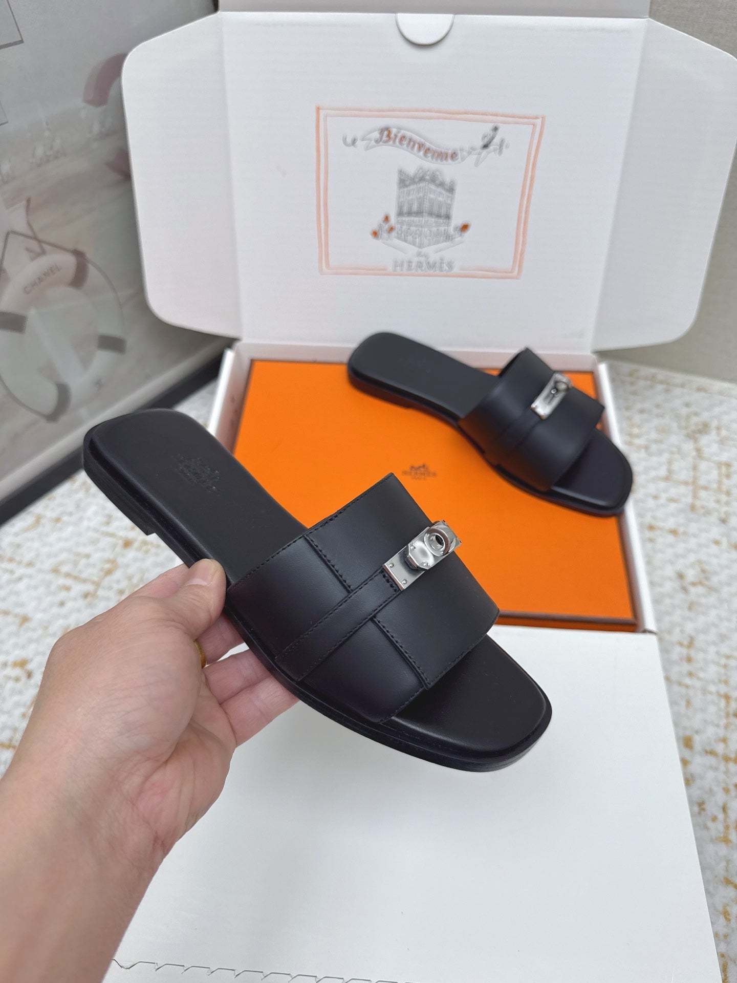 HM 26ss Oasis Sandals Black Sheepskin Sliver Buckle 625163