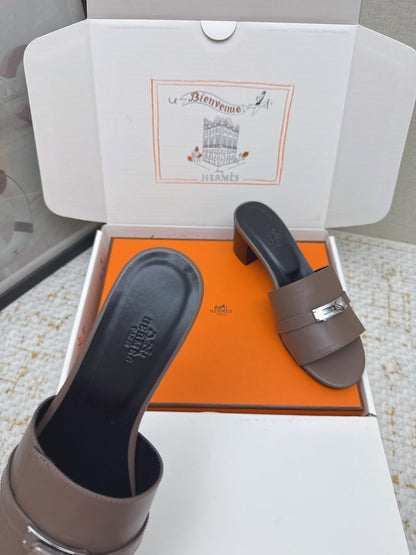 HM 26ss Oasis Sandals 50 Dark Taupe Sheepskin Sliver Buckle 625168