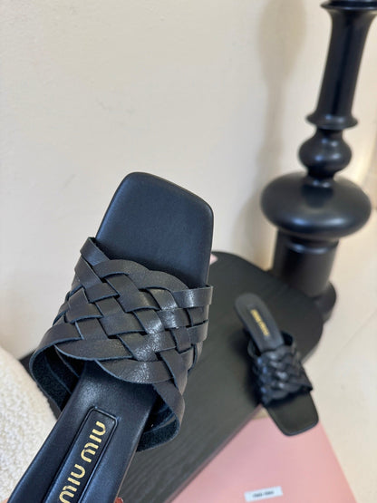MIU 26ss Flat Sandals 50 Black Sheepskin 627352
