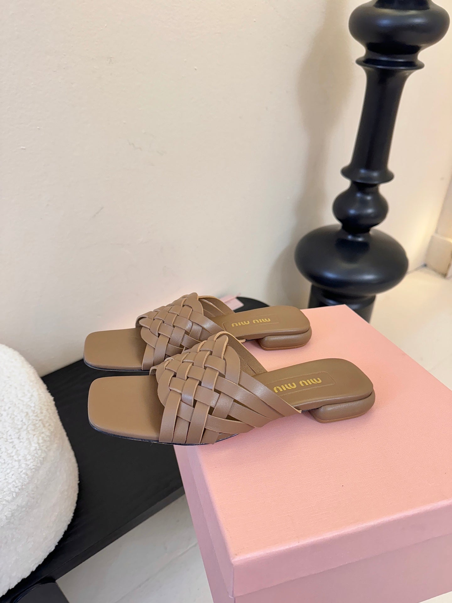 MIU 26ss Flat Sandals Brown Sheepskin 627353