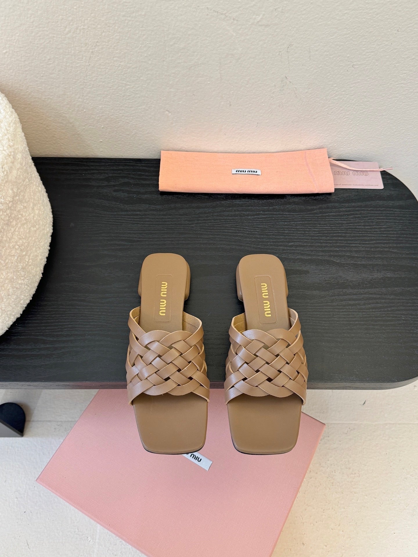 MIU 26ss Flat Sandals Brown Sheepskin 627353