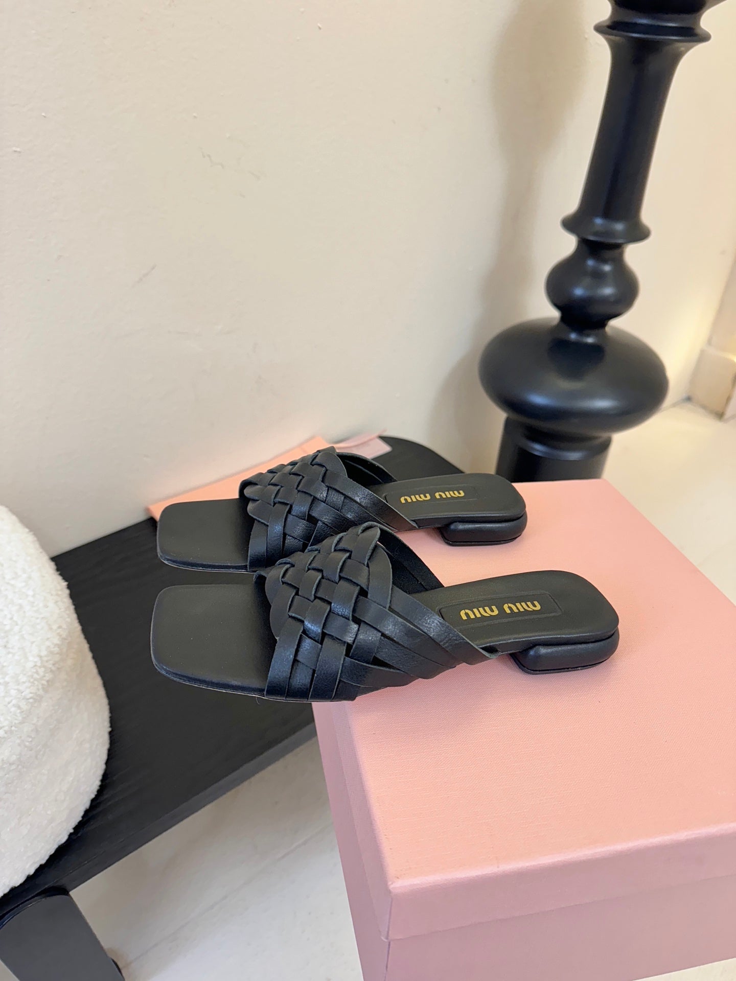 MIU 26ss Flat Sandals Black Sheepskin 627355