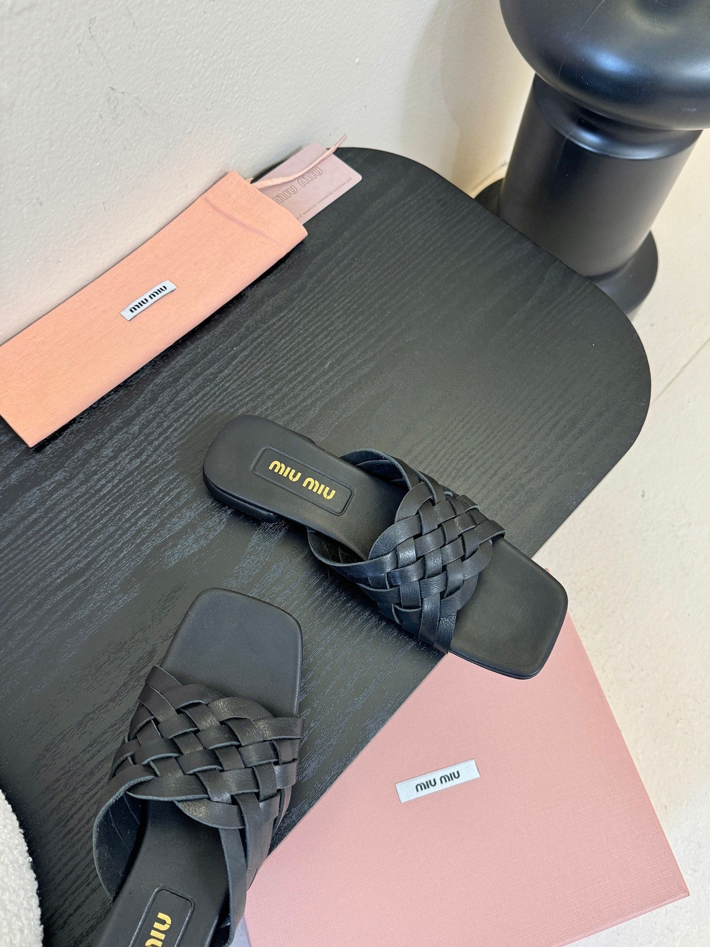 MIU 26ss Flat Sandals Black Sheepskin 627355