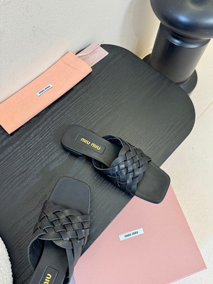 MIU 26ss Flat Sandals Black Sheepskin 627355