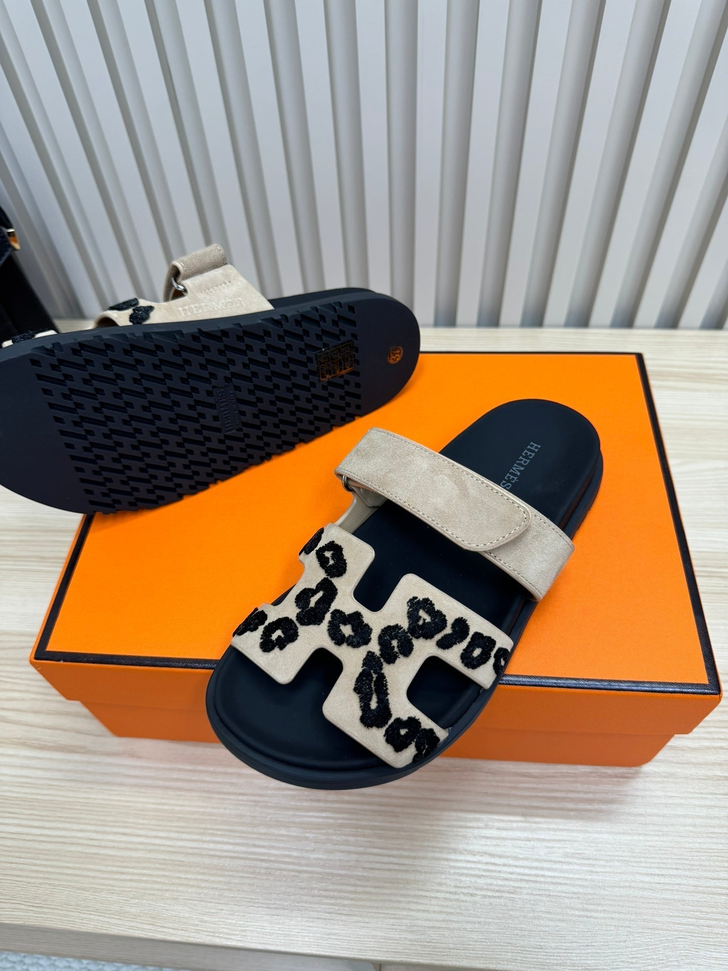 HM 26ss Slippers Black Gray Suede Leather 618575