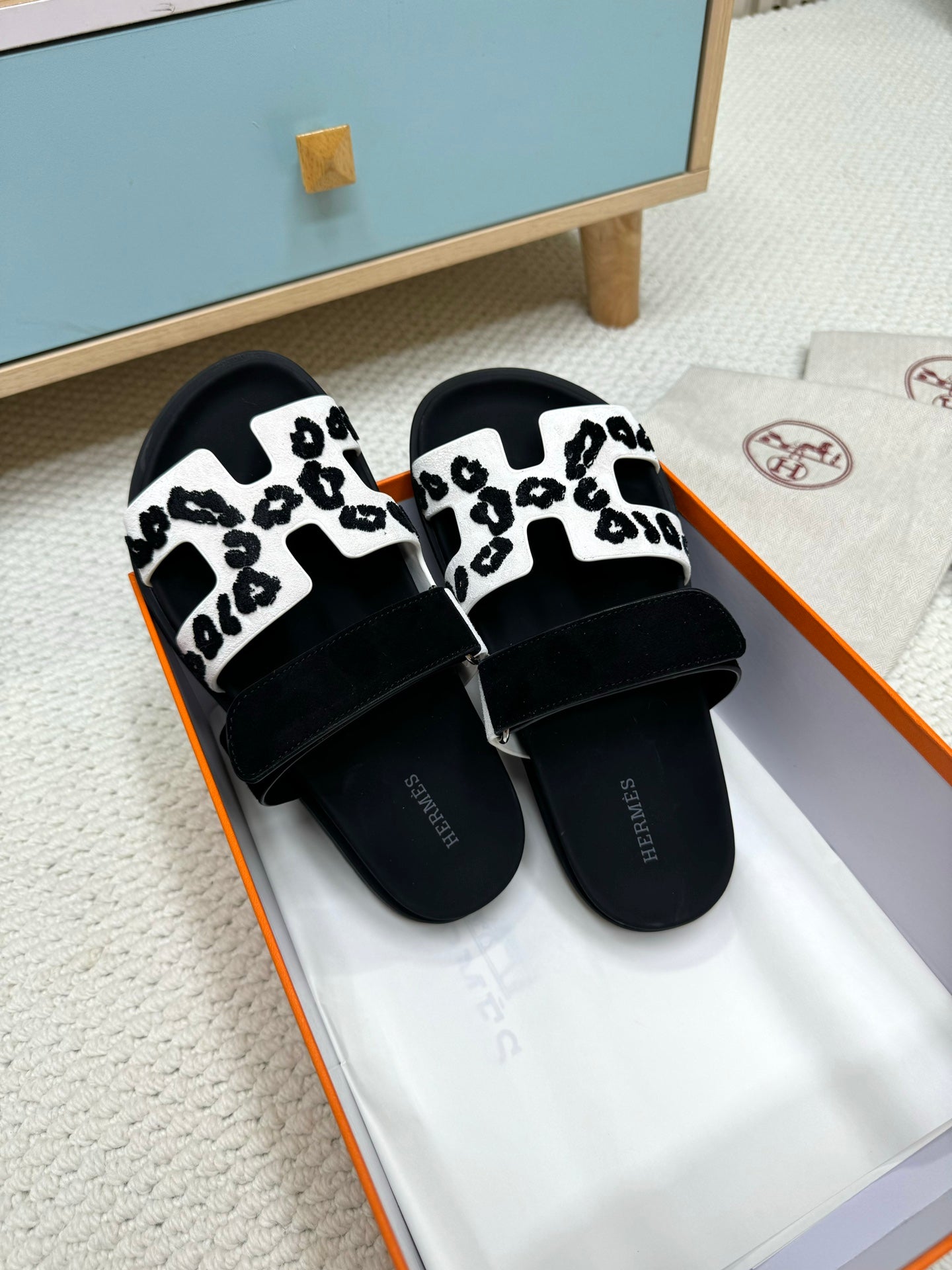 HM 26ss Slippers Black White Suede Leather 618576